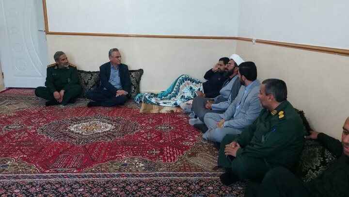 دیدار مسئولان شهرستان کنگان با رزمنده جنگ رمضان