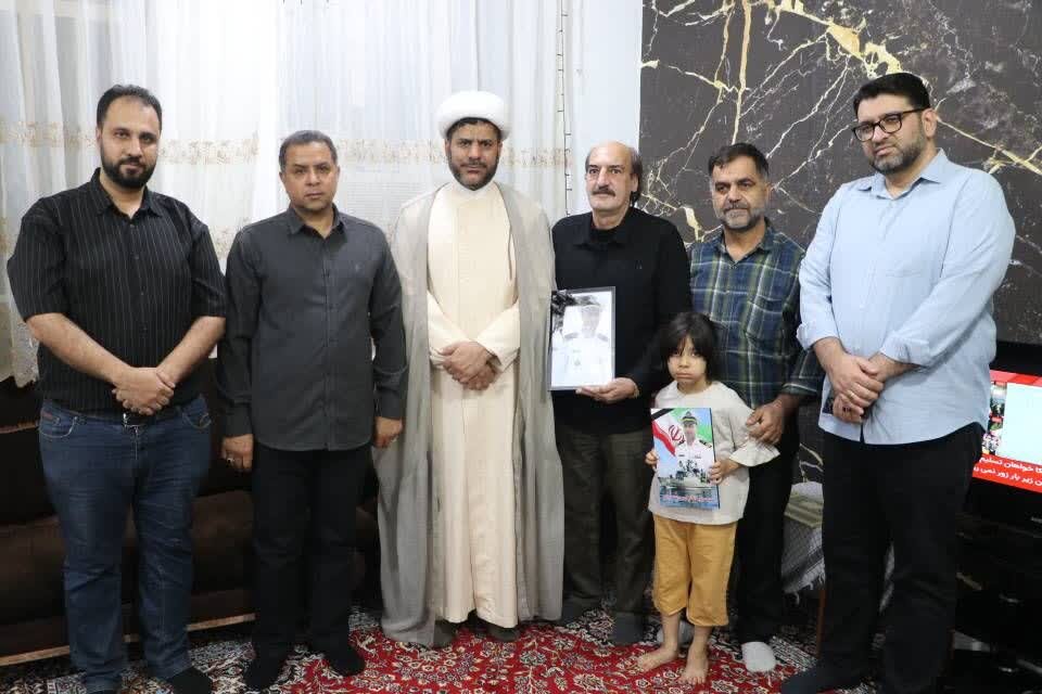 دیدار مدیرکل کمیته امداد هرمزگان با خانواده شهید بهمن اسفندیاری، از شهدای ناو «دنا» بندرعباس