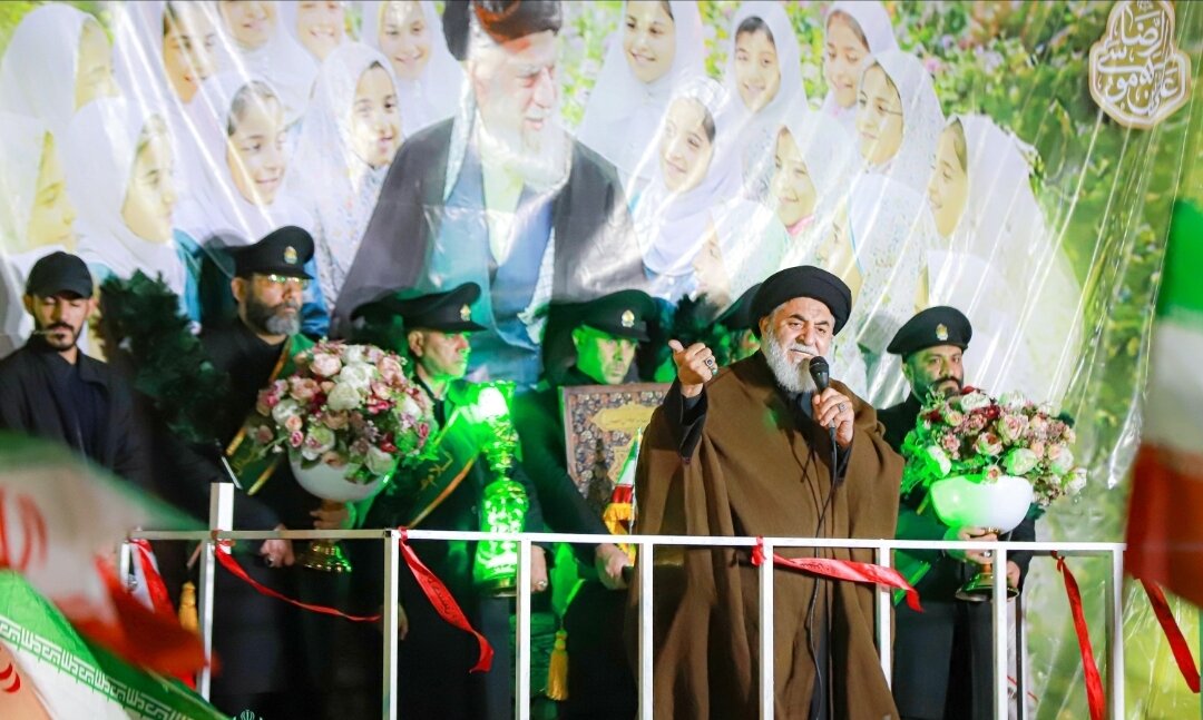 در سه میدان نبرد با دشمن می‌جنگیم و تسلیم نمی‌شویم