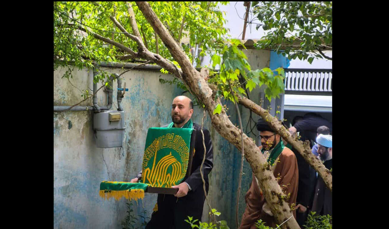 فیلم| حضور خادمان آستان قدس رضوی (ع)  در منزل شهید بصیر