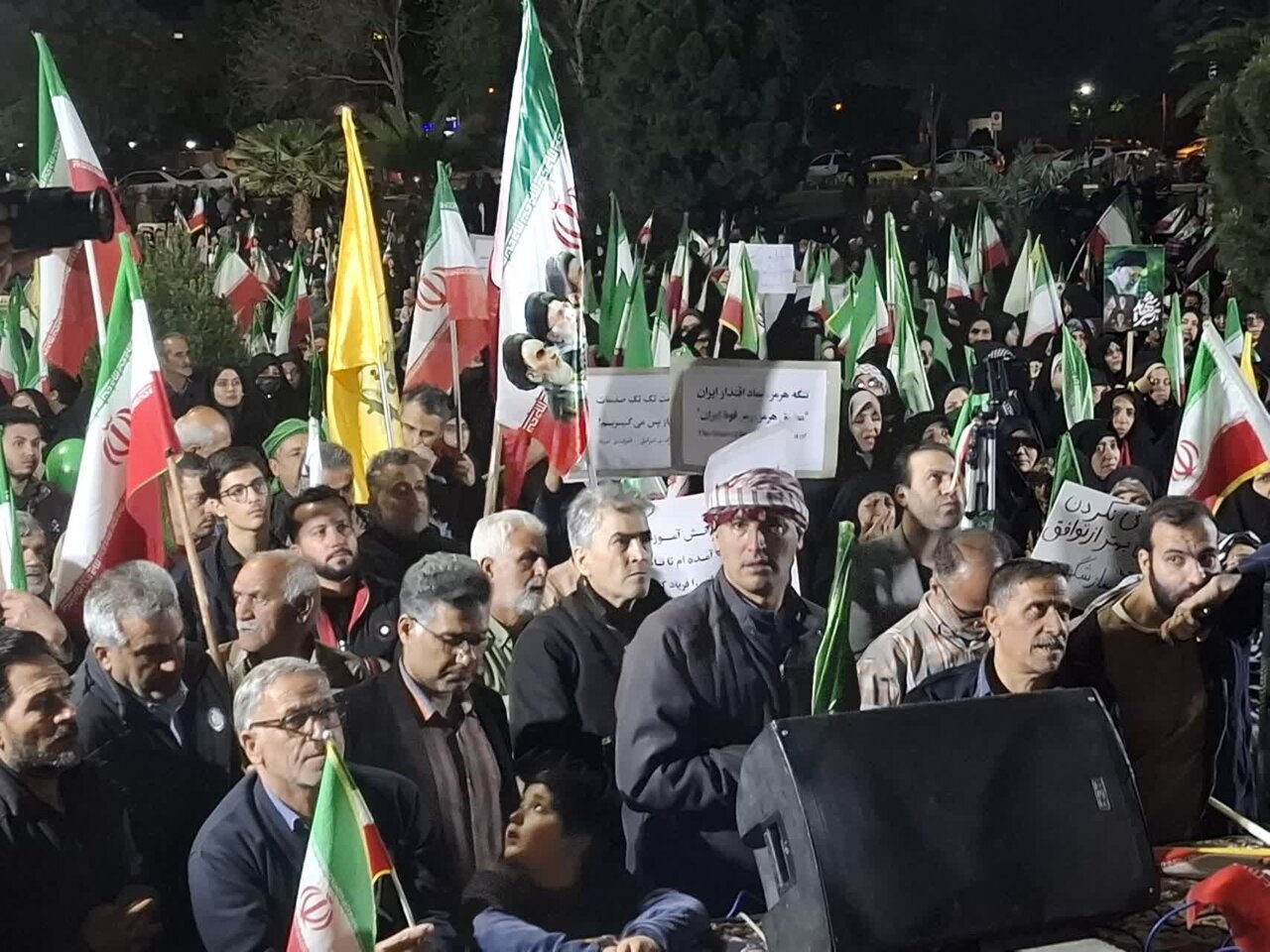 فیلم | تجمع خود جوش شبانه مردمی در شب پنجاه و سوم از جنگ رمضان در کاشان
