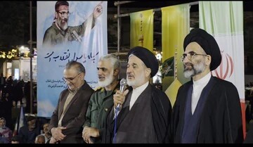 دشمن از حضور مردم در خیابان ها می‌ترسد