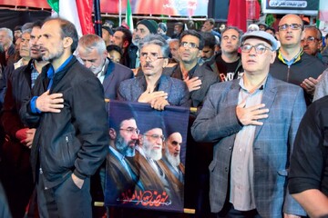 تصاویر| تجمع شبانه مردمی در شب پنجاه و سوم از جنگ رمضان در میدان سردار سلیمانی آران و بیدگل
