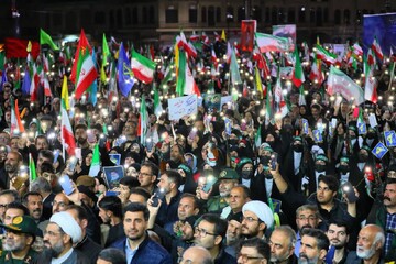 فیلم | تجمع شبانه مردم همدان در میدان امام خمینی(ره)