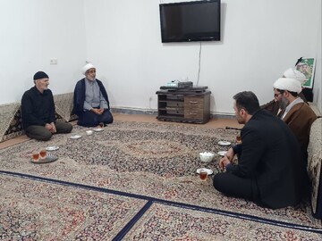 تجلیل مدیر مدرسه علمیه نهاوند از خانواده شهدای جنگ رمضان+تصاویر
