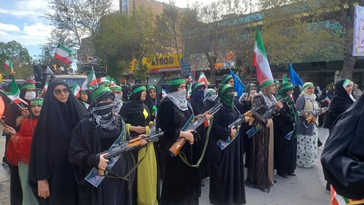 تصاویر/ طنین اقتدار «دختران ایران» در سلماس؛ بیعت حماسی بانوان سلحشور با آرمان‌های نظام و رهبری