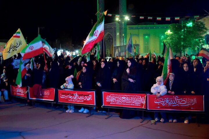 تصاویر| تجمع خود جوش شبانه مردمی در شب پنجاه و سومم از جنگ رمضان در میدان سردار سلیمانی آران و بیدگل