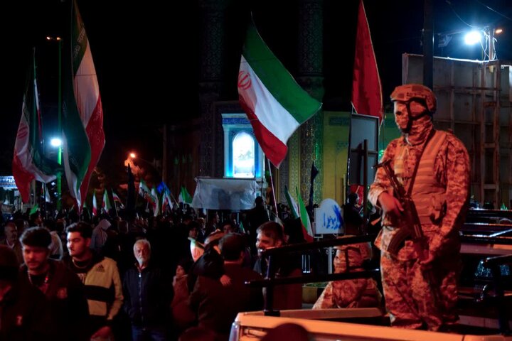 تصاویر| تجمع خود جوش شبانه مردمی در شب پنجاه و سومم از جنگ رمضان در میدان سردار سلیمانی آران و بیدگل