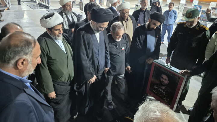 تصاویر/ ادای احترام مشاور رئیس جمهور در امور روحانیت به مقام شهدای آران و بیدگل