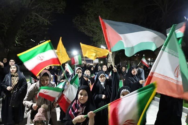 تصاویر/ نمایش اقتدار و همبستگی در شب‌های پایداری در اجتماع مردم پیرانشهر