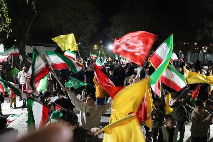 تصاویر/ نمایش اقتدار و همبستگی در شب‌های پایداری در اجتماع مردم پیرانشهر