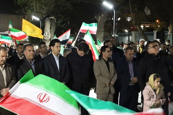تصاویر/ نمایش اقتدار و همبستگی در شب‌های پایداری در اجتماع مردم پیرانشهر