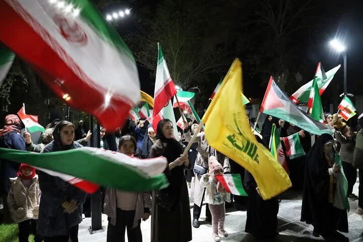 تصاویر/ نمایش اقتدار و همبستگی در شب‌های پایداری در اجتماع مردم پیرانشهر