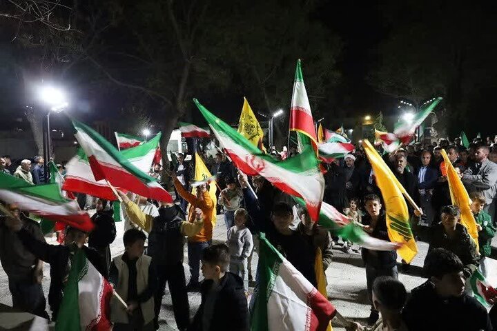 تصاویر/ نمایش اقتدار و همبستگی در شب‌های پایداری در اجتماع مردم پیرانشهر