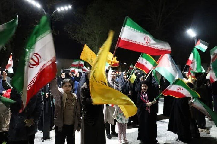 تصاویر/ نمایش اقتدار و همبستگی در شب‌های پایداری در اجتماع مردم پیرانشهر