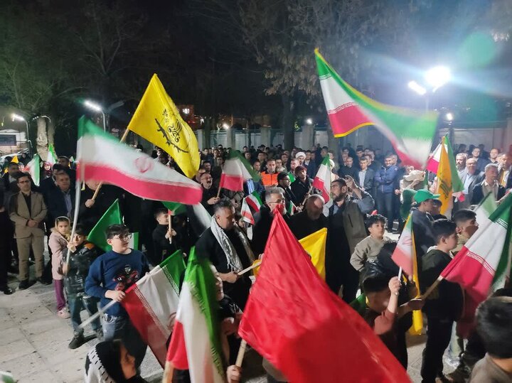 تصاویر/ نمایش اقتدار و همبستگی در شب‌های پایداری در اجتماع مردم پیرانشهر