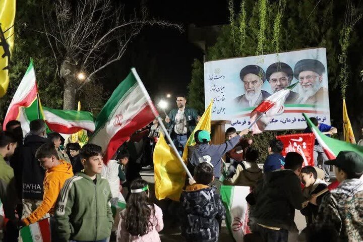 تصاویر/ نمایش اقتدار و همبستگی در شب‌های پایداری در اجتماع مردم پیرانشهر