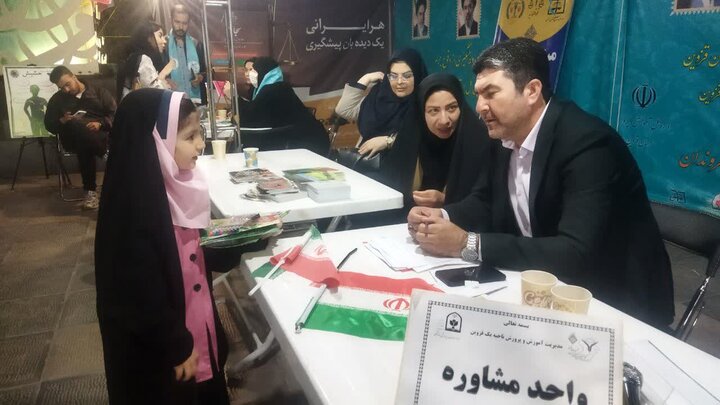 تصاویر / ارایه خدمات مشاوره ای در موکب جهادی پیشگیری از وقوع جرم دادگستری کل استان قزوین