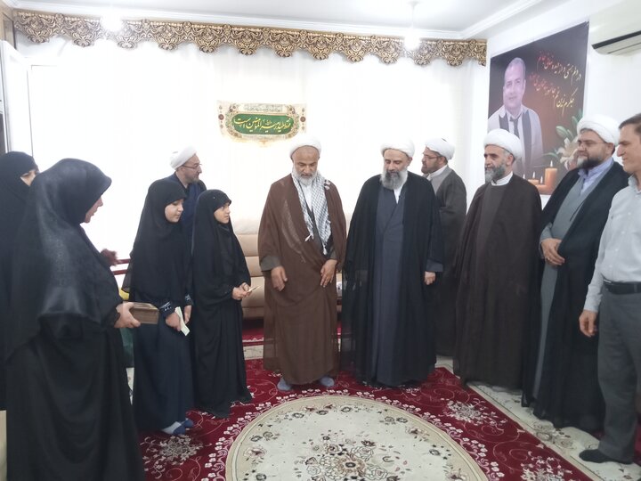 تصاویر/ تکریم و تفقد مدیر حوزه های علمیه خواهران از خانواده شهید فتنه ۱۹ دی ماه