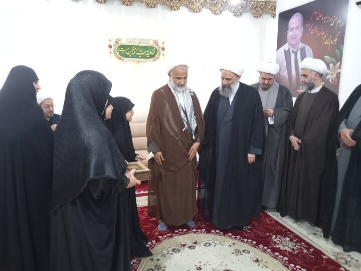 تصاویر/ تکریم و تفقد مدیر حوزه های علمیه خواهران از خانواده شهید فتنه ۱۹ دی ماه