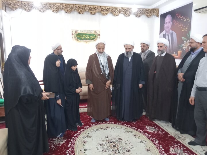 تصاویر/ تکریم و تفقد مدیر حوزه های علمیه خواهران از خانواده شهید فتنه ۱۹ دی ماه