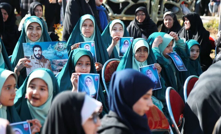 تصاویر / دختران بهاری در مسیر نور