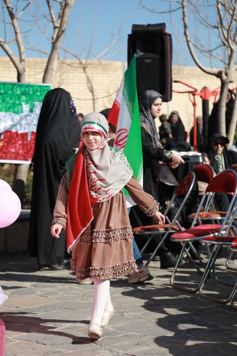 تصاویر / دختران بهاری در مسیر نور