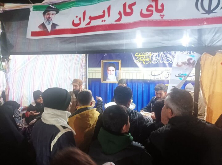 تصاویر/ فعالیت موکب گروه جهادی من القلوب مدرسه علمیه امام صادق (ع) بیجار