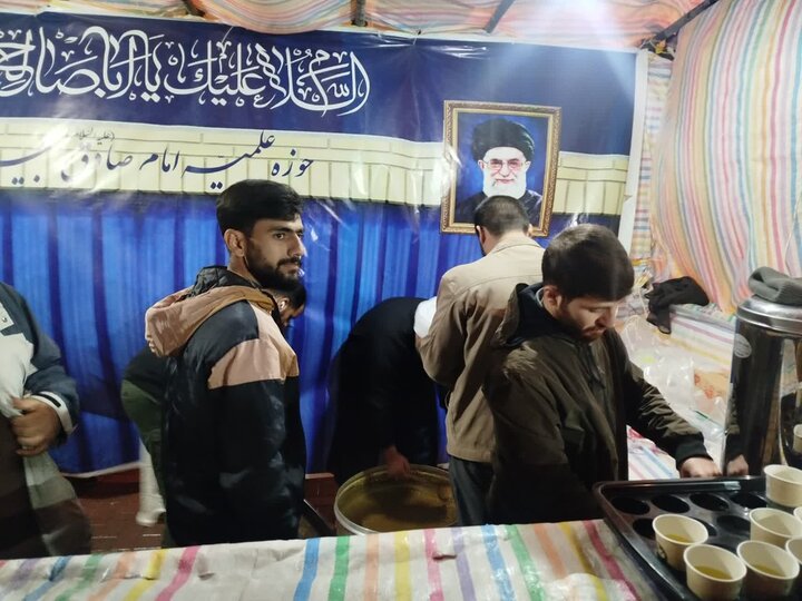 تصاویر/ فعالیت موکب گروه جهادی من القلوب مدرسه علمیه امام صادق (ع) بیجار