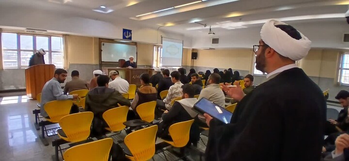 تصاویر / نشست مسئول سازمان بسیج اساتید، طلاب و روحانیون کشور با فرماندهان پایگاه های بسیج طلاب استان همدان