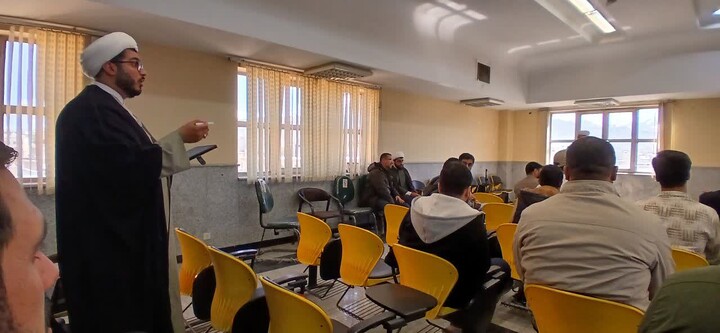 تصاویر / نشست مسئول سازمان بسیج اساتید، طلاب و روحانیون کشور با فرماندهان پایگاه های بسیج طلاب استان همدان