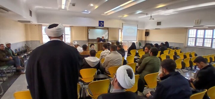تصاویر / نشست مسئول سازمان بسیج اساتید، طلاب و روحانیون کشور با فرماندهان پایگاه های بسیج طلاب استان همدان