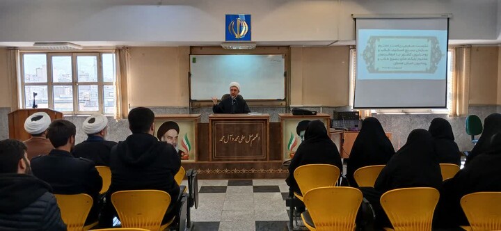 تصاویر / نشست مسئول سازمان بسیج اساتید، طلاب و روحانیون کشور با فرماندهان پایگاه های بسیج طلاب استان همدان