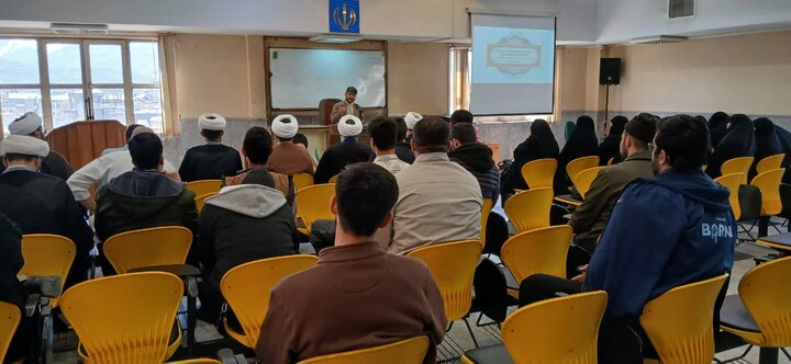 تصاویر / نشست مسئول سازمان بسیج اساتید، طلاب و روحانیون کشور با فرماندهان پایگاه های بسیج طلاب استان همدان