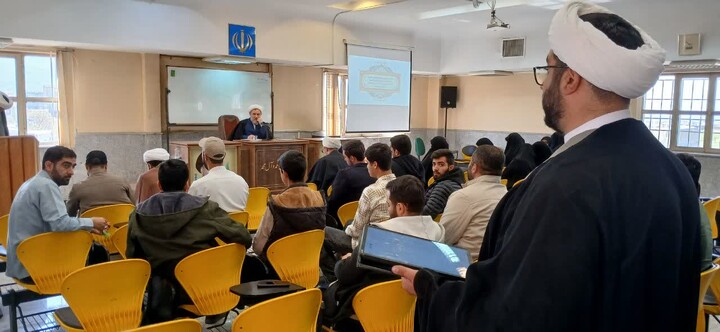 تصاویر / نشست مسئول سازمان بسیج اساتید، طلاب و روحانیون کشور با فرماندهان پایگاه های بسیج طلاب استان همدان