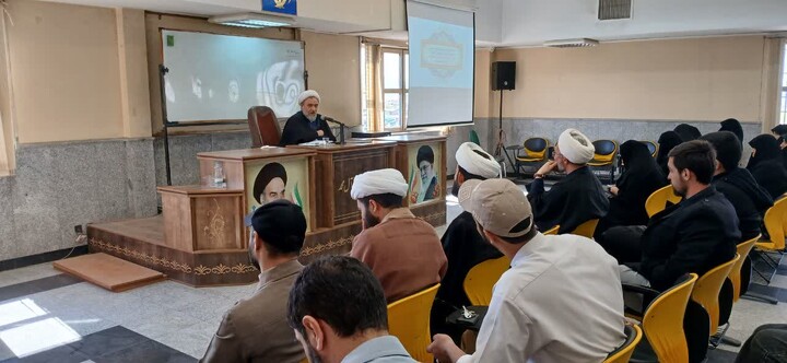 تصاویر / نشست مسئول سازمان بسیج اساتید، طلاب و روحانیون کشور با فرماندهان پایگاه های بسیج طلاب استان همدان