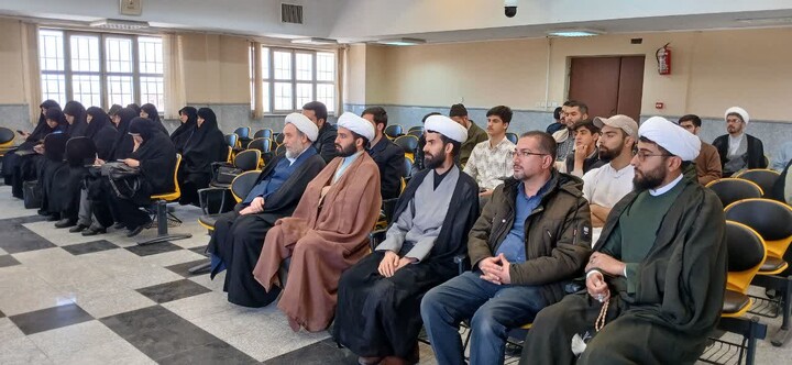 تصاویر / نشست مسئول سازمان بسیج اساتید، طلاب و روحانیون کشور با فرماندهان پایگاه های بسیج طلاب استان همدان