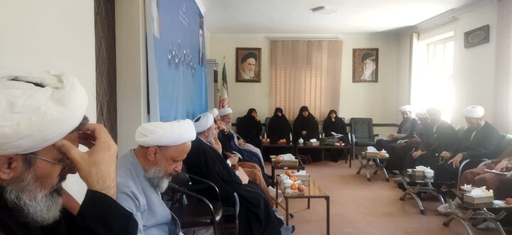 تصاویر / جلسه شورای نهادهای حوزوی استان همدان با مسئول سازمان بسیج اساتید، طلاب و روحانیون کشور
