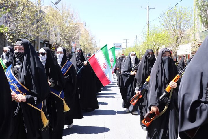 تصاویر/اجتماع و رزمایش بزرگ دختران جان فدای ایران در شازند