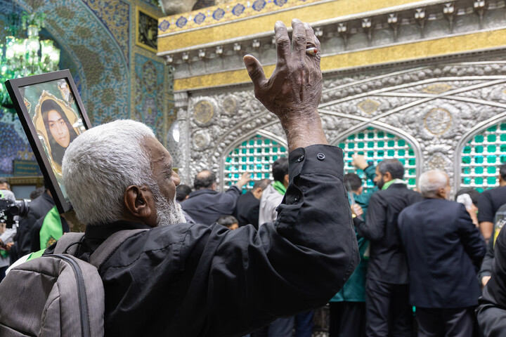 تصاویر/ غبارروبی ضریح مطهر حضرت رضا علیه‌السلام در دهه کرامت