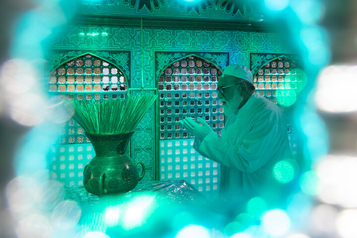 تصاویر/ غبارروبی ضریح مطهر حضرت رضا علیه‌السلام در دهه کرامت