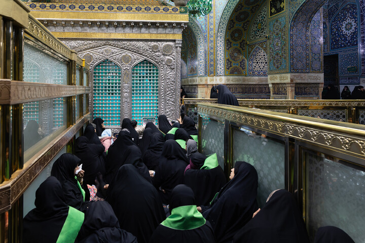 تصاویر/ غبارروبی ضریح مطهر حضرت رضا علیه‌السلام در دهه کرامت