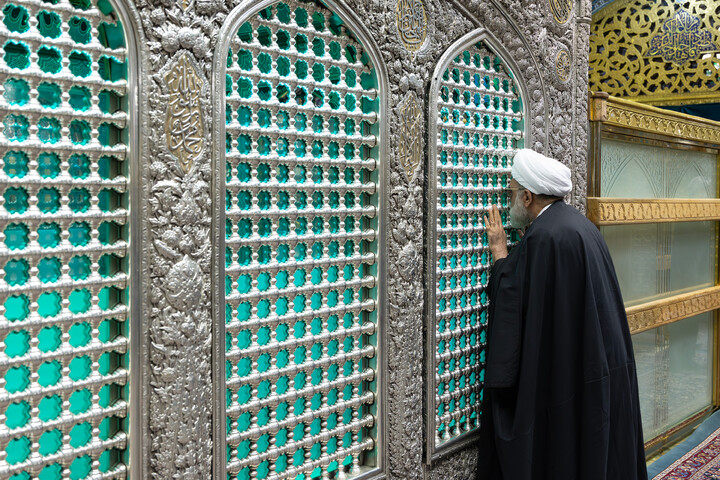 تصاویر/ غبارروبی ضریح مطهر حضرت رضا علیه‌السلام در دهه کرامت