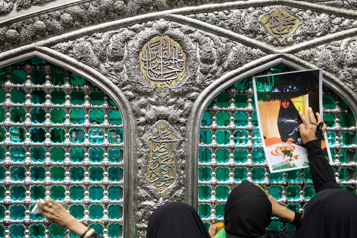 تصاویر/ غبارروبی ضریح مطهر حضرت رضا علیه‌السلام در دهه کرامت