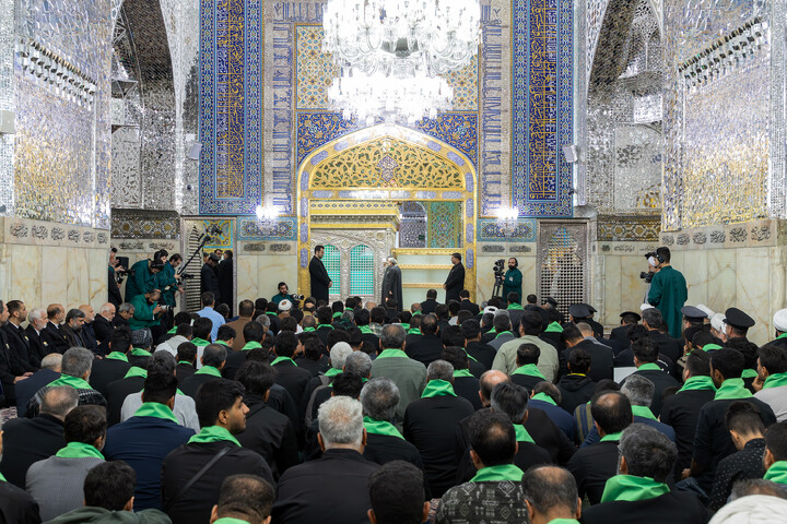 تصاویر/ غبارروبی ضریح مطهر حضرت رضا علیه‌السلام در دهه کرامت
