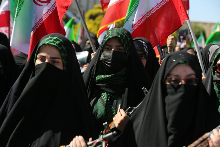 تصاویر / گردهمایی نمایش اقتدار و هم آوایی بانوان نصف جهان