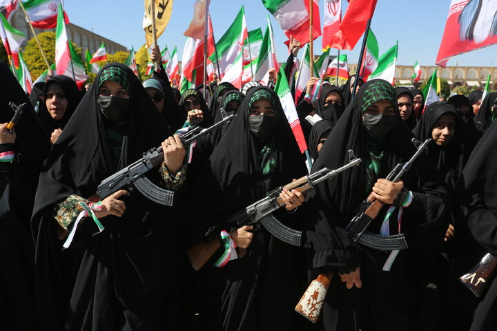 تصاویر / گردهمایی نمایش اقتدار و هم آوایی بانوان نصف جهان
