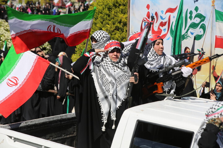 تصاویر / گردهمایی نمایش اقتدار و هم آوایی بانوان نصف جهان