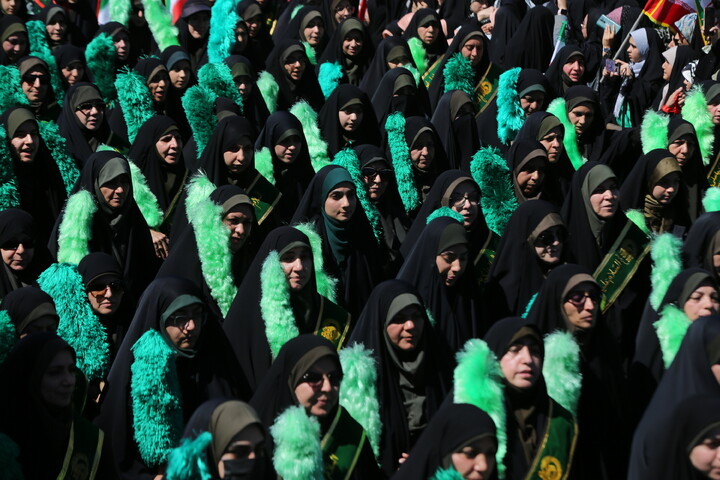 تصاویر / گردهمایی نمایش اقتدار و هم آوایی بانوان نصف جهان