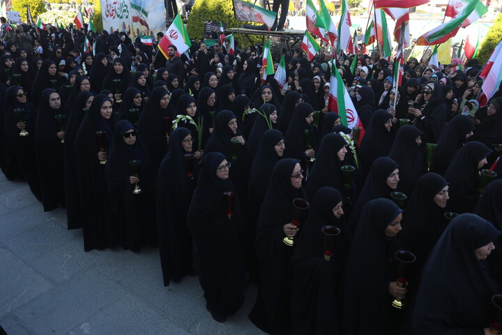 تصاویر / گردهمایی نمایش اقتدار و هم آوایی بانوان نصف جهان